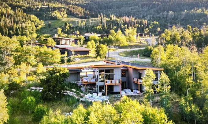 Silverthorne House | Colorado Rocky Mountain Private Retreat 5BR - Bonus Guest House!