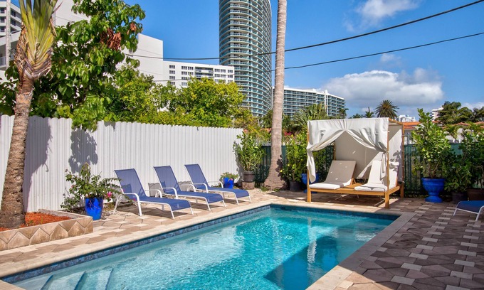 West Avenue Villa | COLORS THE BEST VACATION RENTAL ON THE BEACH!