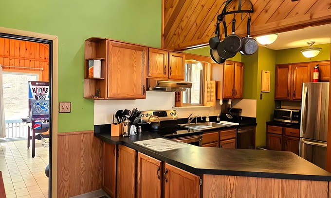 East Stroudsburg Ski Chalet | ColorSplash Lodge: Camelbeach just mins away!