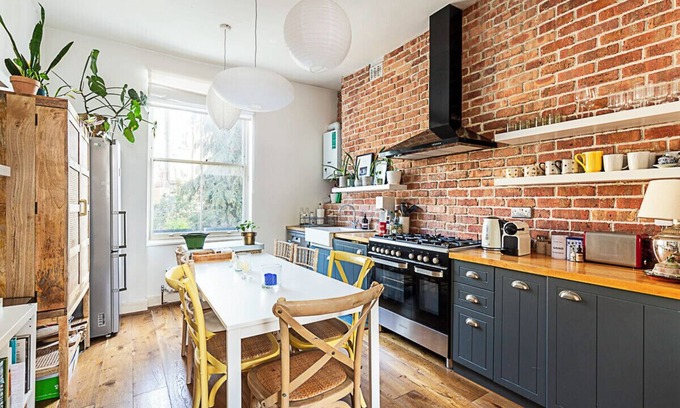 Canonbury Apartment | Colourful and Cosy Home in De Beauvoir Town