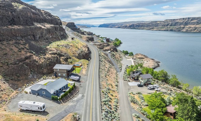 Sunland Estates House | Columbia River views | Close to The Gorge | Dogs OK