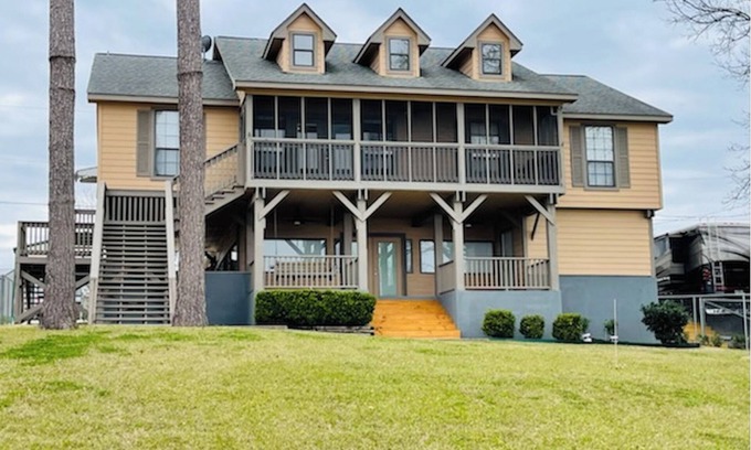 Oakhurst House | Come relax at this beautiful Livingston lake front!