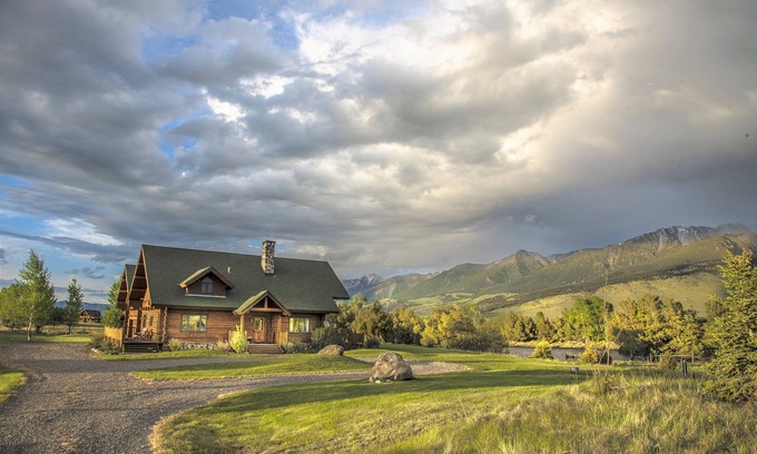 Livingston House | Come Relax, Rejuvenate & Reconnect on the Yellowstone River in Montana.