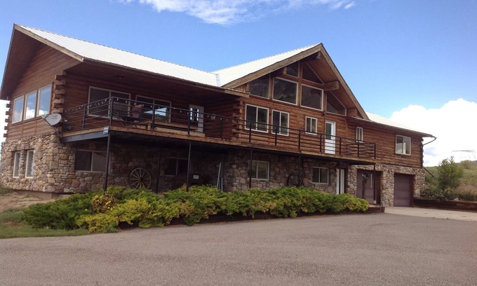 Inkom Cabin | Come stay at the McMinn Inn and enjoy the mountian views!
