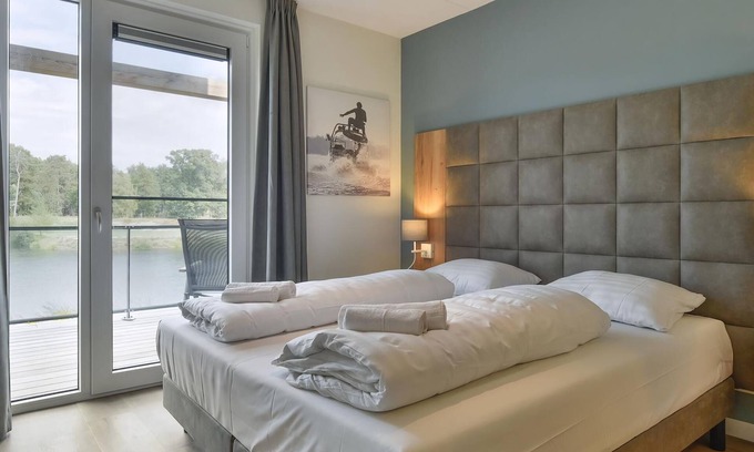 Leuken House | Comfort 16-person water villa in the holiday park Landal Marina Resort Well