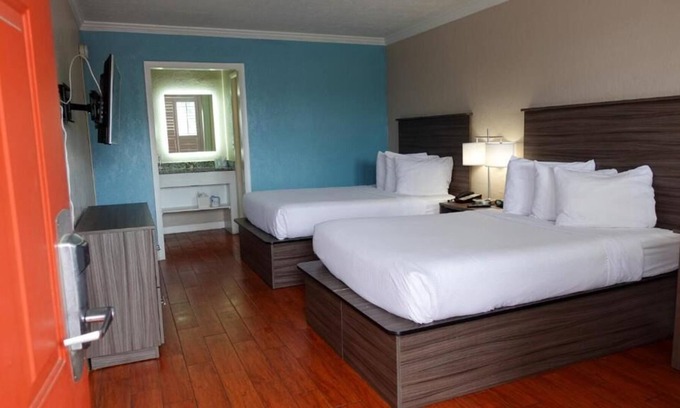 June Park House | Comfort and Convenience! 3 Relaxing Units, Free Breakfast, Near Melbourne Beach