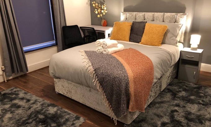 Bolton House | Comfort Home From Home Bolton Central Hilden St - Sleeps - 10