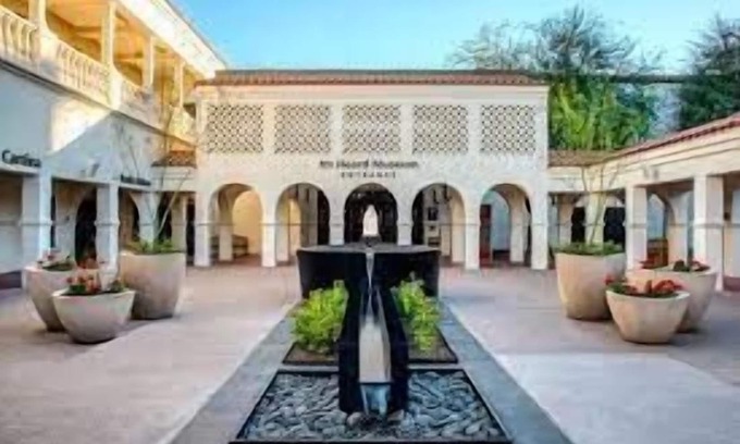 North Mountain Resort | Comfort & Style in Downtown Glendale! Fully-equipped kitchen!