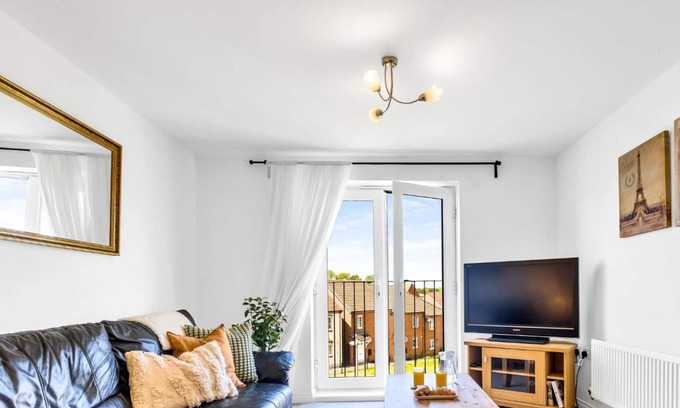 Solihull Apartment | Comfortable 2 bedroom flat with gated parking
