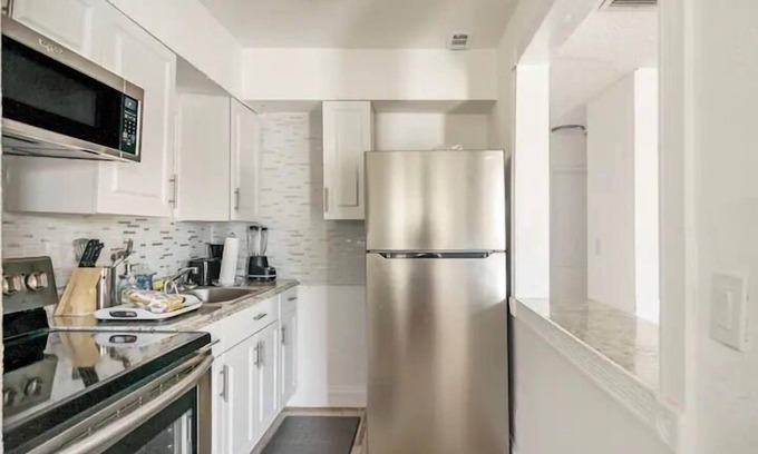 Oakland Park Apartment | Comfortable 2 beds 1 bath 5 people can sleep