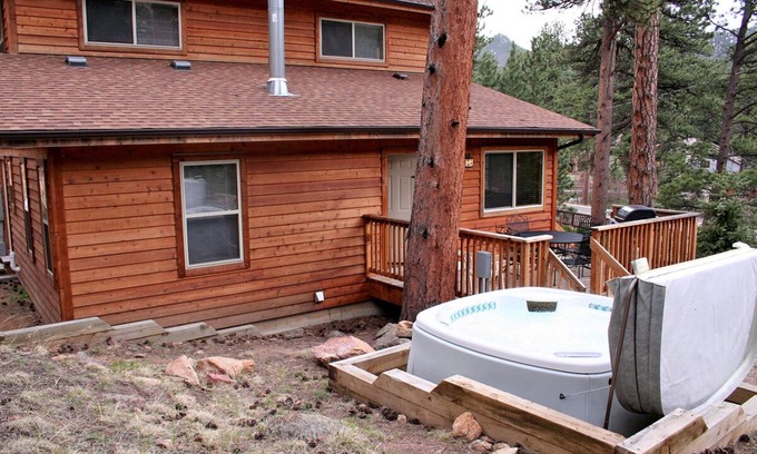 Estes Park Ski Chalet | Comfortable 3 bedroom with Personal Hot tub on deck