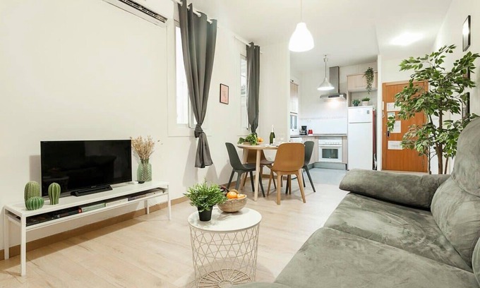 El Parc i la Llacuna del Poblenou Apartment | Comfortable 3BD in Poblenou next to the beach for Families