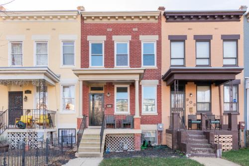 Near Northeast House | Comfortable 4 Bedroom Home with City View Near Capitol Hill Washington DC