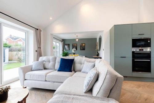 Cheltenham House | Comfortable and Contemporary 5-Bed 3 Bathroom Home