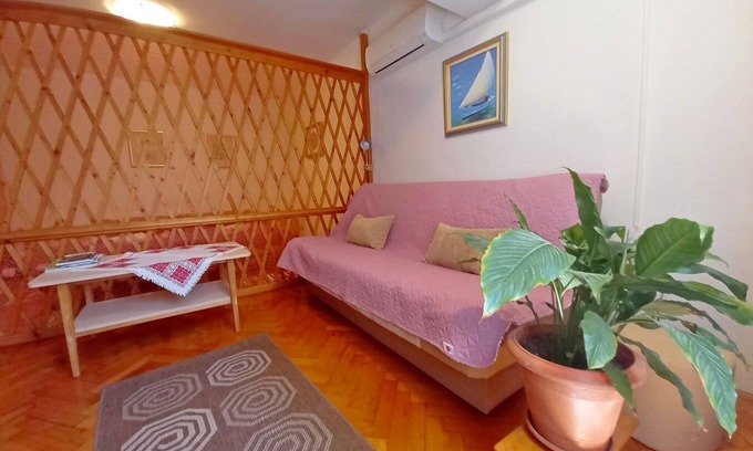 Pjescana Uvala Apartment | Comfortable apartment near the sea