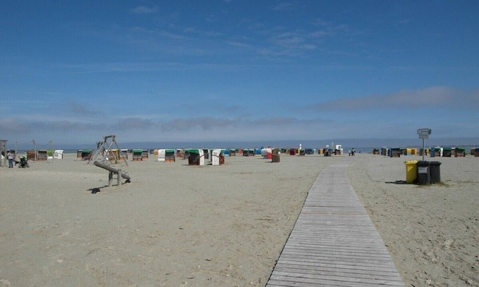 Neßmersiel Apartment | Comfortable apartment on the dike, child-friendly, garden, beach chair, WiFi