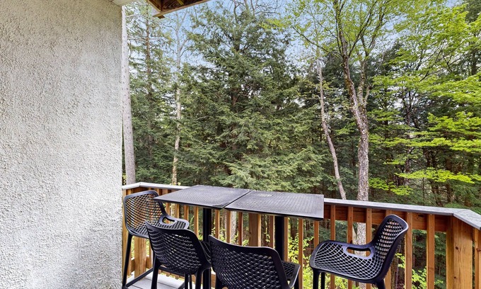 Warren Condo | Comfortable condo with pools, hot tubs, tennis, gym, sauna, & game room