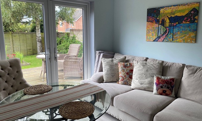 Street House | Comfortable Family Home Adjacent to Millfield School and Near Clarks Village
