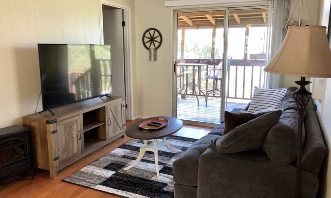 Martinez House | Comfortable Guest House with Sweeping Views and Private Garden