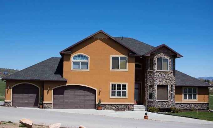 Garden City House | Comfortable home, firepit, deck space - near the Lake and Shakes