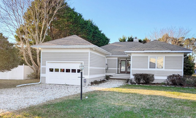 Cedar Neck House | Comfortable home with pool & tennis court access, W/D, & AC - near beach & bay