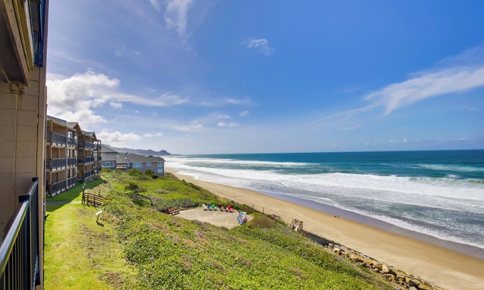 Lincoln Beach Condo | Comfortable Lincoln City Condo w/Patio & Views!