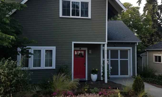Hood River House | Comfortable Luxury in Downtown Area Hood River 3-Bedroom 2.5 Bath Townhome