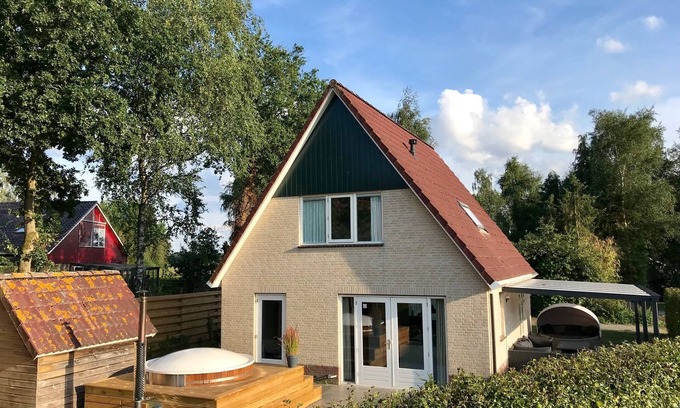 Schoonloo House | Comfortable, modern country house with hot tub in Drenthe