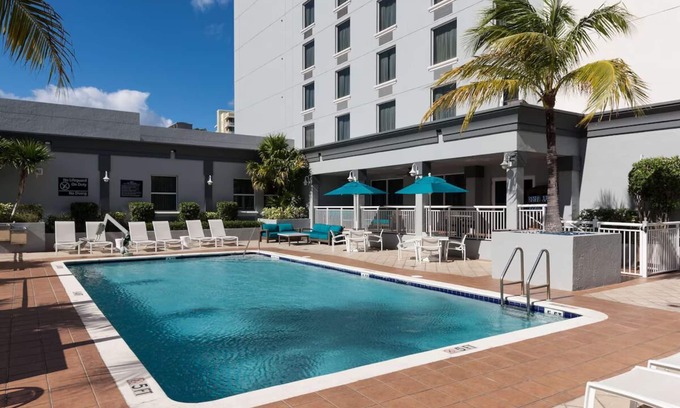 Downtown Fort Lauderdale Hotel | Comfortable Pet-Friendly Stay with Pool and Free Hot Breakfast Daily