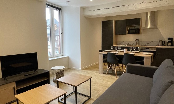 Montfort-sur-Meu Apartment | Comfortable, quiet accommodation in the heart of the city center