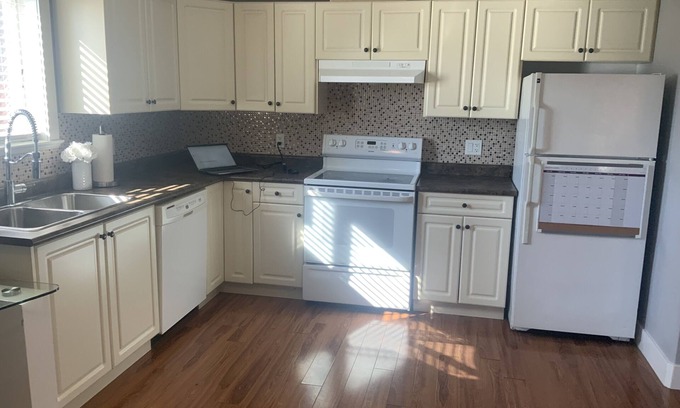 Regional District of Nanaimo Apartment | comfortable quiet 2 bedroom suite centrally located in Nanaimo BC.