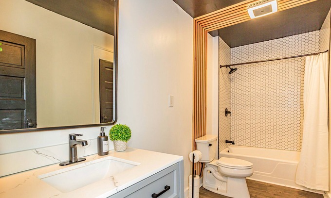 Southside Apartment | Comfortable & Quiet 3 Bedroom Parkside Duplex W/ King Bed