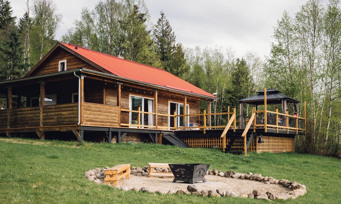 Clearwater Other | Comfortable rustic cabin right next to Wells Gray Park
