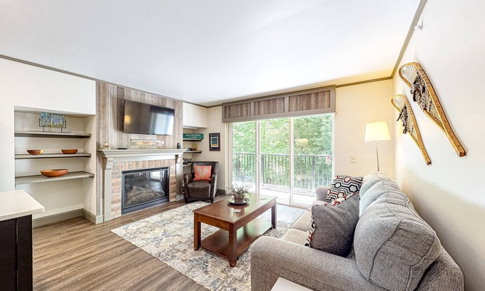 Warren Condo | Comfortable ski-in/out condo with pool, balcony, high-speed WiFi & hiking nearby
