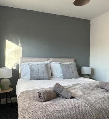 St Helens Apartment | Comfy 1 BR Apartment - Sleeps 2 with Free Parking!