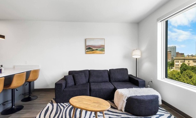 University Circle Apartment | Comfy 1B1B w/Wi-Fi, Gym + Parking