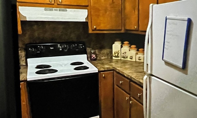 Highlands - Perkins Apartment | Comfy 2 bedroom w 1 bath near LSU. 5 minutes to downtown. Pet friendly.