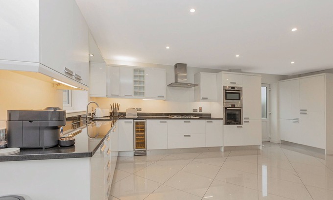 Snaresbrook Apartment | Comfy 3BR home w/parking in East London 10min tube