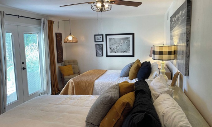 Concho House | Comfy 5-bedroom farmhouse with AC and WiFi in historic Concho