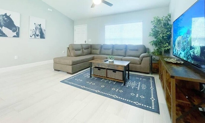 Ocala House | Comfy and Cozy 4 bedroom home with garage