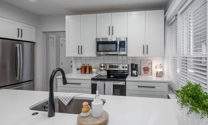 Southwest Garden Apartment | Comfy apartment down the street from Botanical Gardens, 5mins from BJC hospital!
