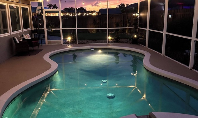 Bradenton House | Comfy Coastal! 2 BR, pet friendly, caged pool, fenced yard. Quiet safe Bradenton