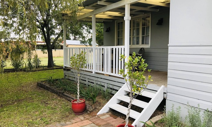 Mendooran Cottage | Comfy Cosy Country Cottage