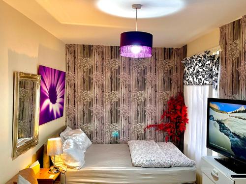 Thamesfield House | Comfy Double bedroom with a Private Toilet