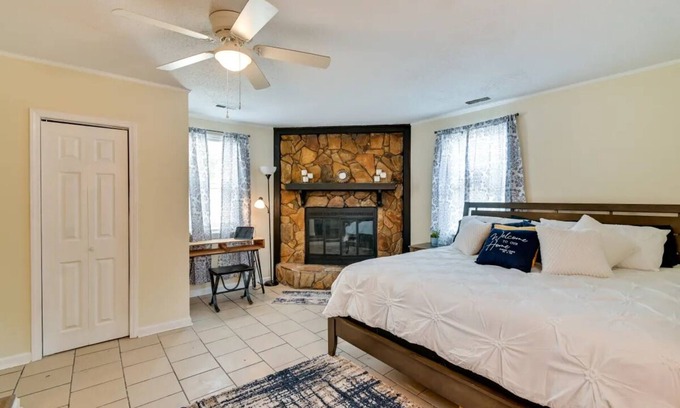 South View House | Comfy Fayetteville Family Home w/Backyard!