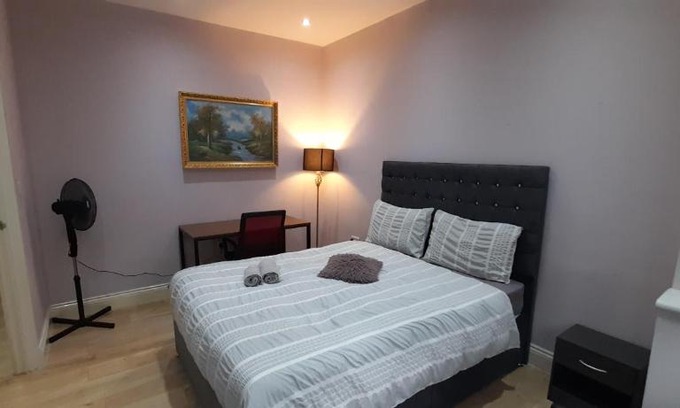 Boleyn House | Comfy Fenia Stay