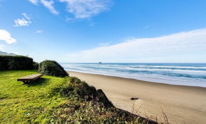 Arch Cape Cabin | Comfy oceanfront home three blocks to the beach with amazing views - dogs OK