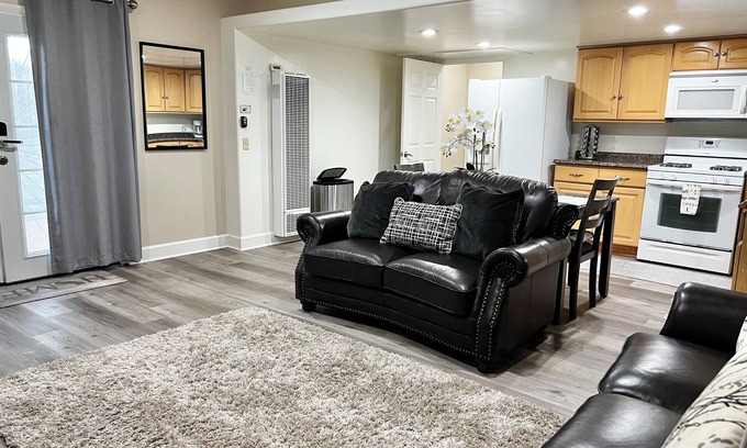 Madrona House | Comfy & Private 1 bedroom Guest House in Torrance