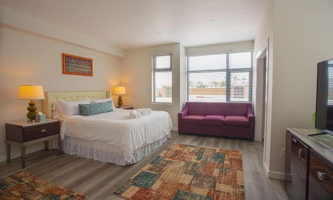 Bankers Hill Apartment | Comfy Studio with Cali King Size Mattress