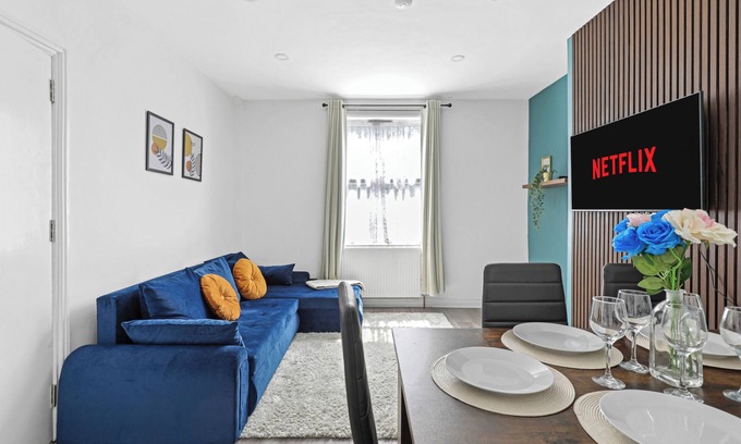 White Hart Lane House | Comfy Stylish Home with Hot Tub near Tottenham Hotspurs Stadium